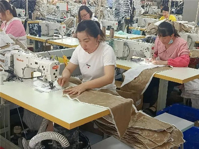 内黄县亳城镇:服装工厂开在家门口,挣钱不用往外走